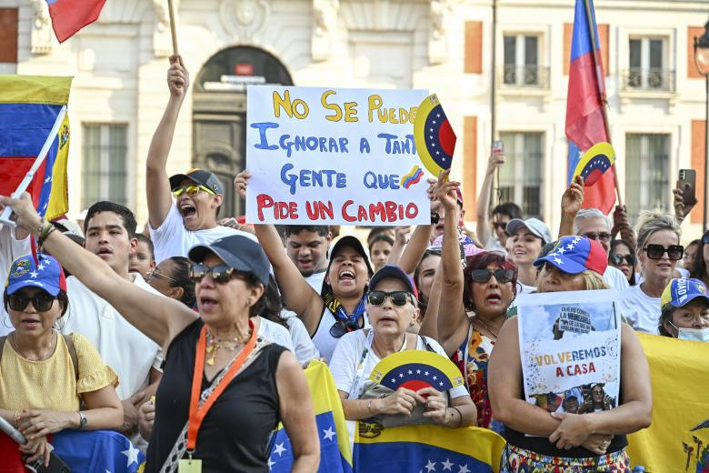 MADRID, 03/08/2024.-Vista de la manifestación convocada "en favor de la libertad de Venezuela y en rechazo al fraude electoral", este sábado en la Puerta del Sol en Madrid. EFE/ Fernando Villar