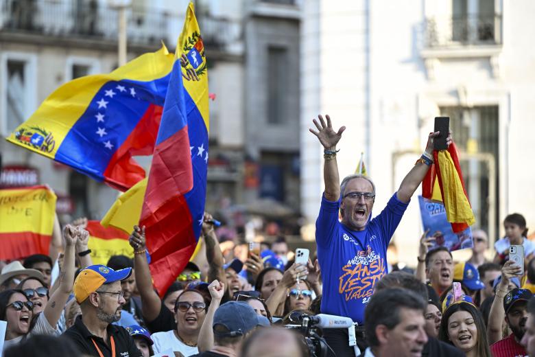 MADRID, 03/08/2024.-Vista de la manifestación convocada "en favor de la libertad de Venezuela y en rechazo al fraude electoral", este sábado en la Puerta del Sol en Madrid. EFE/ Fernando Villar