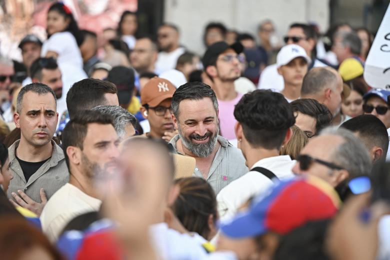 El presidente de Vox, Santiago Abascal (c), participa en la manifestación convocada "en favor de la libertad de Venezuela y en rechazo al fraude electoral", este sábado en la Puerta del Sol en Madrid