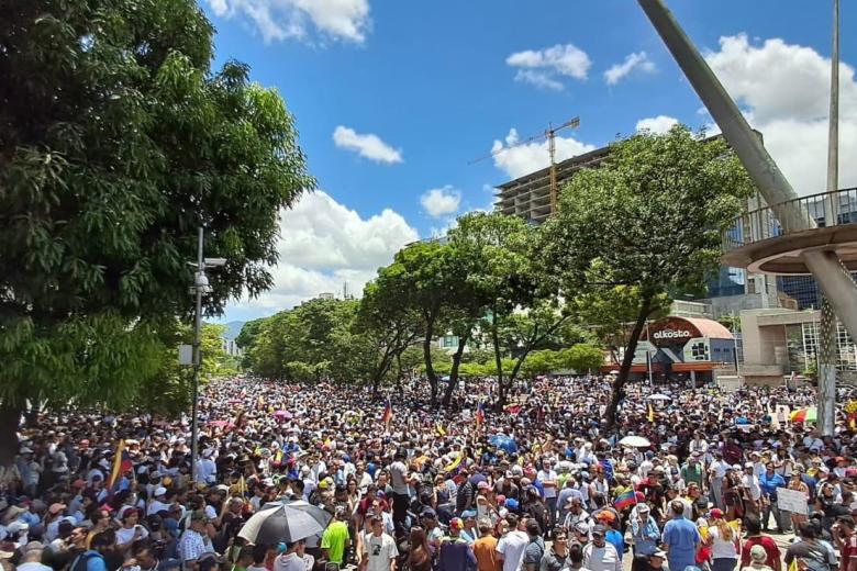 Venezuela entera está contra el régimen chavista y junto con Edmundo González y María Corina Machado. A Maduro solo le queda el recurso de la violencia y la represión.