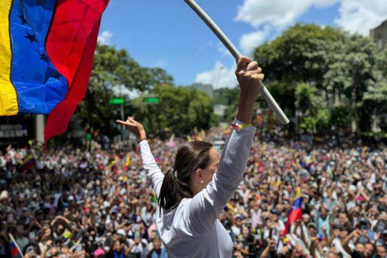 La manifestación ha sido multitudinaria, azuzada no solo por el robo electoral, sino por la dura represión que el régimen chavista está haciendo de las manifestaciones prodemocracia. “Después de una brutal represión, creyeron que nos iban a callar, atemorizar o paralizar. La presencia de cada uno de ustedes aquí demuestra al mundo la magnitud de la fuerza y lo que significa que vamos a llegar hasta el final”, clamó María Corina Machado.