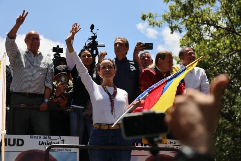 Entre gritos de “libertad” de los miles de venezolanos congregados el sábado para protestar contra la manipulación electoral del régimen de Maduro, la opositora venezolana María Corina Machado reapareció en Caracas para dejar un mensaje claro: El 28 de julio “inició la transición a la democracia en Venezuela”.