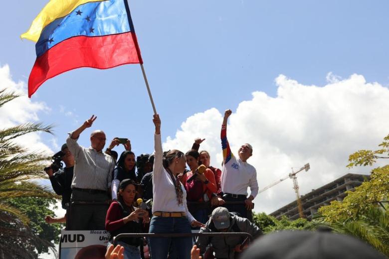 La líder opositora y principal sostén del candidato y ganador de las elecciones, Edmundo González, afirmó que no renunciará al derecho a la protesta pacífica y aseguró que “hoy el miedo está en otra parte”.