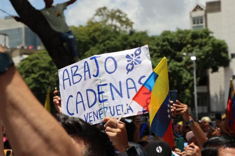 El régimen chavista presidido por Maduro ha tratado de boicotear la marcha prodemocracia encabezada por Corina Machado convocando a sus leales a otra manifestación de forma simultánea. Ni las amenazas de muerte ni los intentos de boicot han frenado a la opositora ni a miles de venezolanos que quieren libertad y dejar atrás la miseria en la que les ha sumido el chavismo.