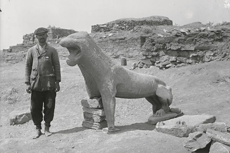 Un trabajador o posiblemente un arqueólogo junto a uno de los leones de Delos. Excavaciones en Delos