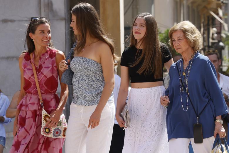 La Reina y sus hijas con doña Sofía por Palma de compras