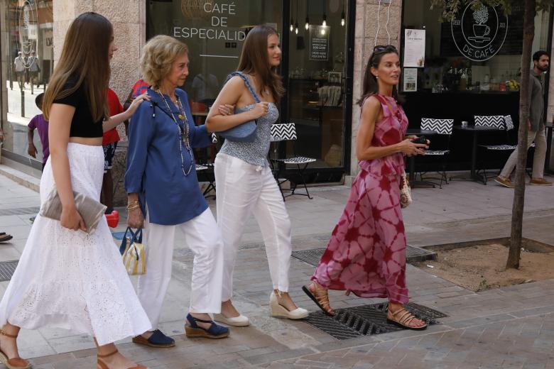 La Reina y sus hijas con doña Sofía de paseo por el centro de Palma.