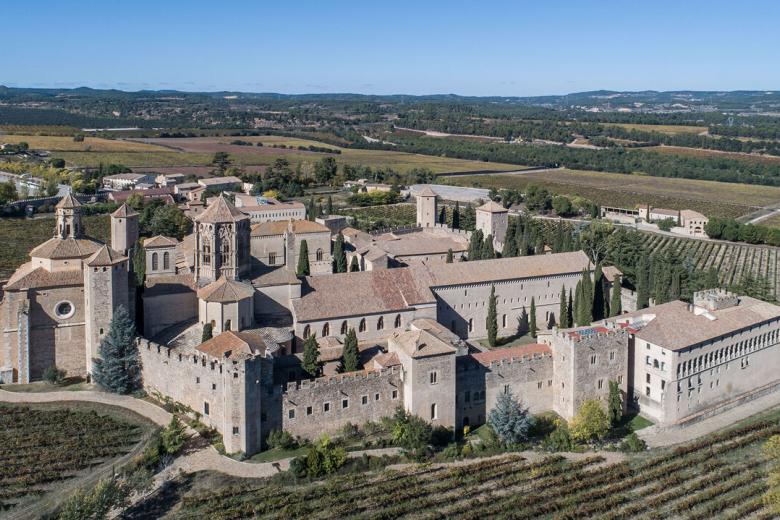 Ruta del Císter. Los monasterios de Poblet (en la foto), Vallbona de les Monges y Santes Creus forman un triángulo geográfico y espiritual, y establecen los vértices de una ruta repleta de belleza natural para profundizar en el carisma de la orden cisterciense.