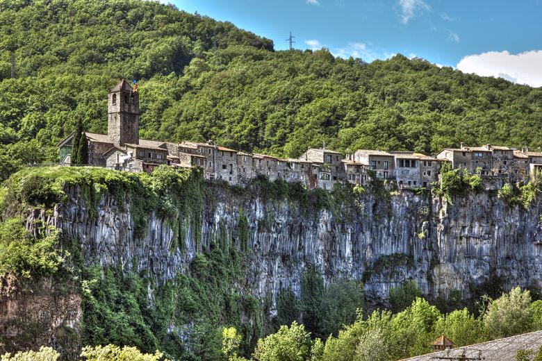 La ruta Vedruna del exilio. En tiempos de la Primera Guerra Carlista, en 1840, santa Joaquina de Vedruna tuvo que huir con sus hermanas monjas. Este camino sigue su exilio, empezando en Berga y terminando en Osséja, al otro lado de la frontera con Francia.