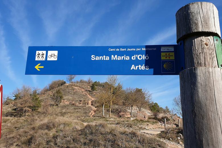 Camino de Santiago. Sí, el título de este artículo tenía trampa: también en Cataluña encontramos varias etapas de la célebre ruta jacobea, marcadas por la concha del peregrino. El “camino catalán” arranca en el Cap de Creus, en el antiguo monasterio benedictino de Sant Pere de Rodes, y atraviesa Cataluña horizontalmente hasta anexionarse al “camino aragonés”, una variante del francés.