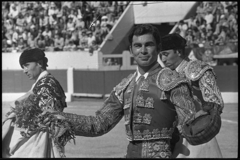 Sus triunfos, sus cogidas, sus primeros pasos en las plazas gaditanas, su alternativa en Barcelona, sus grandes tardes en La Maestranza de Sevilla, Las Ventas, Bilbao, Zaragoza… La exposición, que cuenta también con la colaboración del Centro de Asuntos Taurinos de la Comunidad de Madrid, quiere ser un homenaje a ubno de los toreros más importantes del siglo XX.