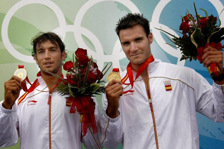 Los españoles Saúl Craviotto (d) y Carlos Pérez enseñan la medalla de oro que ganaron en la en la prueba de K2 sobre 500 metros de piragüismo que se llevó a cabo el 23 de agosto de 2008 en los Juegos Olímpicos de Pekín 2008