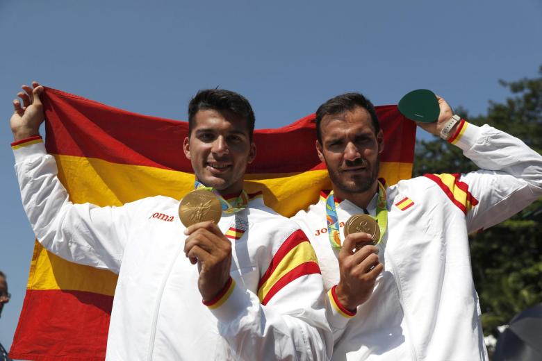 Saul Craviotto y Cristian Toro, posan con la medalla de oro conseguida en K2 200m en los Juegos Olímpicos de Río de Janeiro