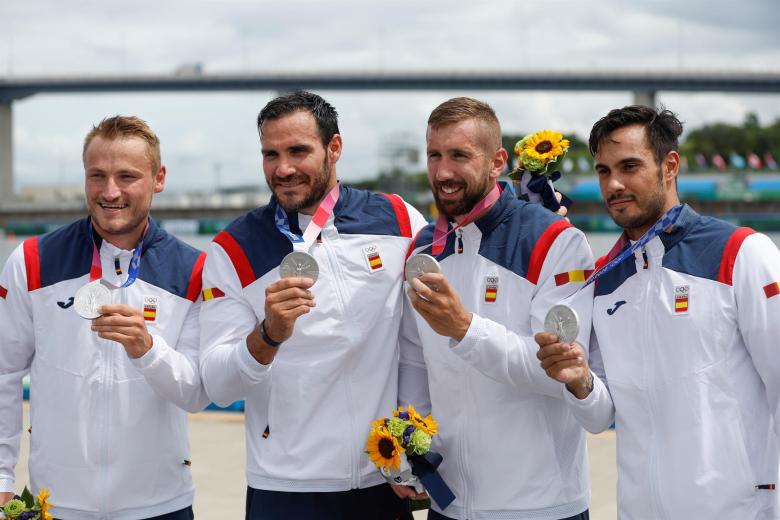 Marcus Cooper, Saúl Craviotto, Carlos Arévalo y Rodrigo Germade posan con la medalla de plata durante la ceremonia de los 500m kayak cuádruple masculino en los Juegos Olímpicos de Tokio 2020