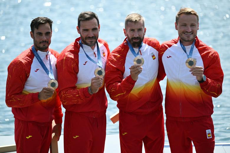 Rodrigo Germade, Saul Craviotto, Carlos Arevalo y Marcus Cooper celebran el bronce conquistado en los Juegos Olímpicos de París 2024
