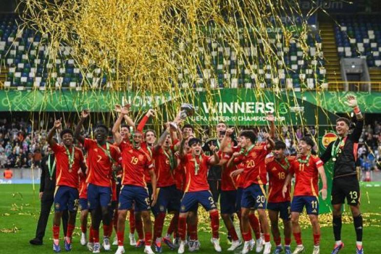 La selección española sub-19 celebra la Eurocopa conseguida en Irlanda del Norte