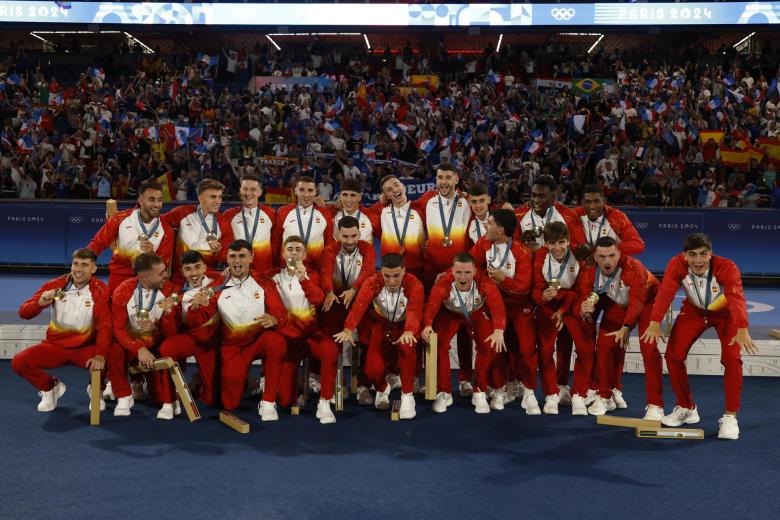 Los jugadores españoles posan con la medalla de oro conseguida en la final de fútbol masculino