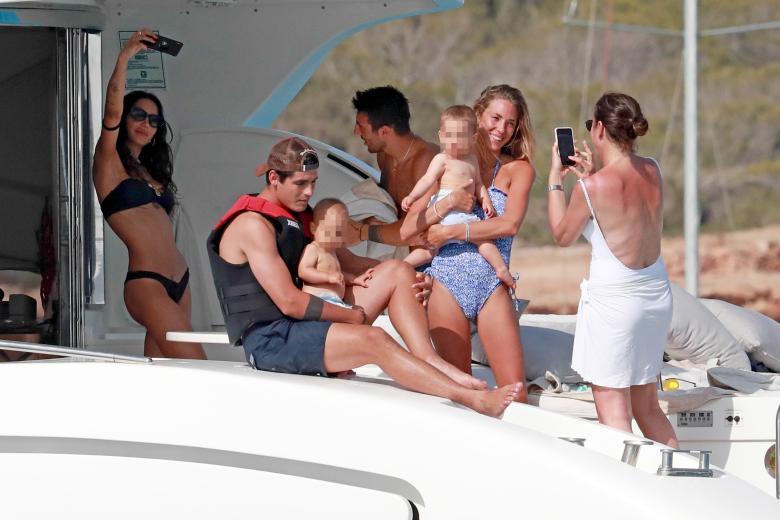 Álvaro Morata, Alice Campello,  y sus hijos gemelos  en Junio de 2019.