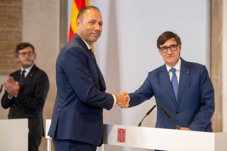 La nueva consellera de Cultura, Sònia Hernández Almodóvar, y el presidente de la Generalitat de Catalunya, Salvador Illa, durante el acto de toma de posesión del Govern catalán, en el Palau de la Generalitat, a 12 de agosto de 2024, en Barcelona, Catalunya (España). Los nuevos consellers del Govern Catalán han tomado posesión de su cargo después de que el pasado jueves Salvador Illa fuera investido como presidente de la Generalitat con el apoyo de Comuns y ERC. En total el Govern de Illa contará con 16 Consellerias divididas en los departamentos de Presidencia; Economía y Hacienda; Deportes; Educación y Formación Profesional; Igualdad y Feminismo; Política  Lingüística; Unión Europea y Acción Exterior; Empresa y Trabajo; Derechos Sociales e Inclusión; Universidades e Investigación; Interior; Sanidad; Agricultura, Ganadería, Pesca y Alimentación; Territorio, Transición Ecológica y Vivienda; Cultura; y Justicia y Calidad Democrática.
12 AGOSTO 2024;GOVERN;CONSELLERS;TOMA;POSESIÓN;POLÍTICA;GOBIERNO
Lorena Sopêna / Europa Press
12/8/2024