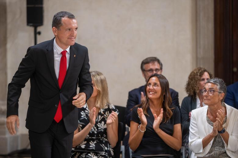 El nuevo conseller de Deportes, Berni Álvarez (i), y el presidente de la Generalitat de Catalunya, Salvador Illa (d), durante el acto de toma de posesión del Govern catalán, en el Palau de la Generalitat, a 12 de agosto de 2024, en Barcelona, Catalunya (España). Los nuevos consellers del Govern Catalán han tomado posesión de su cargo después de que el pasado jueves Salvador Illa fuera investido como presidente de la Generalitat con el apoyo de Comuns y ERC. En total el Govern de Illa contará con 16 Consellerias divididas en los departamentos de Presidencia; Economía y Hacienda; Deportes; Educación y Formación Profesional; Igualdad y Feminismo; Política  Lingüística; Unión Europea y Acción Exterior; Empresa y Trabajo; Derechos Sociales e Inclusión; Universidades e Investigación; Interior; Sanidad; Agricultura, Ganadería, Pesca y Alimentación; Territorio, Transición Ecológica y Vivienda; Cultura; y Justicia y Calidad Democrática.
12 AGOSTO 2024;GOVERN;CONSELLERS;TOMA;POSESIÓN;POLÍTICA;GOBIERNO
Lorena Sopêna / Europa Press
12/8/2024