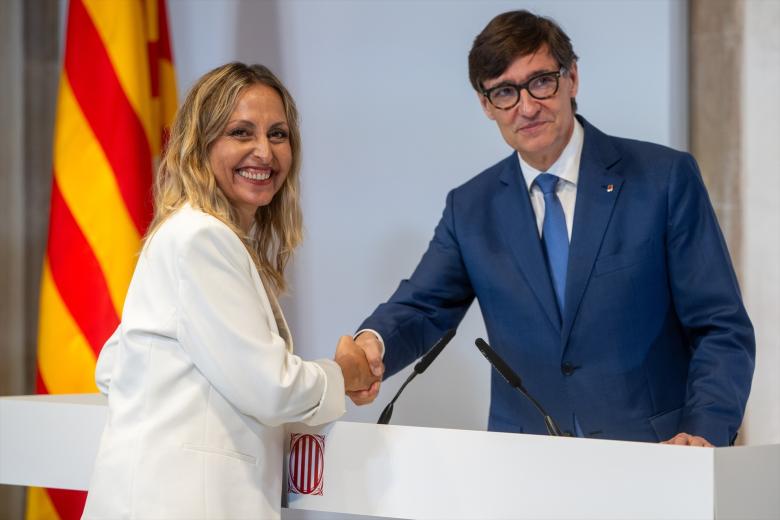 La nueva consellera de Universidades e Investigación, Núria Montserrat, y el presidente de la Generalitat de Catalunya, Salvador Illa, durante el acto de toma de posesión del Govern catalán, en el Palau de la Generalitat, a 12 de agosto de 2024, en Barcelona, Catalunya (España). Los nuevos consellers del Govern Catalán han tomado posesión de su cargo después de que el pasado jueves Salvador Illa fuera investido como presidente de la Generalitat con el apoyo de Comuns y ERC. En total el Govern de Illa contará con 16 Consellerias divididas en los departamentos de Presidencia; Economía y Hacienda; Deportes; Educación y Formación Profesional; Igualdad y Feminismo; Política  Lingüística; Unión Europea y Acción Exterior; Empresa y Trabajo; Derechos Sociales e Inclusión; Universidades e Investigación; Interior; Sanidad; Agricultura, Ganadería, Pesca y Alimentación; Territorio, Transición Ecológica y Vivienda; Cultura; y Justicia y Calidad Democrática.
12 AGOSTO 2024;GOVERN;CONSELLERS;TOMA;POSESIÓN;POLÍTICA;GOBIERNO
Lorena Sopêna / Europa Press
12/8/2024