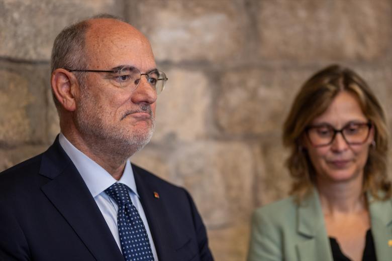 La nueva consellera de Igualdad y Feminismo, Eva Menor, y el presidente de la Generalitat de Catalunya, Salvador Illa, durante el acto de toma de posesión del Govern catalán, en el Palau de la Generalitat, a 12 de agosto de 2024, en Barcelona, Catalunya (España). Los nuevos consellers del Govern Catalán han tomado posesión de su cargo después de que el pasado jueves Salvador Illa fuera investido como presidente de la Generalitat con el apoyo de Comuns y ERC. En total el Govern de Illa contará con 16 Consellerias divididas en los departamentos de Presidencia; Economía y Hacienda; Deportes; Educación y Formación Profesional; Igualdad y Feminismo; Política  Lingüística; Unión Europea y Acción Exterior; Empresa y Trabajo; Derechos Sociales e Inclusión; Universidades e Investigación; Interior; Sanidad; Agricultura, Ganadería, Pesca y Alimentación; Territorio, Transición Ecológica y Vivienda; Cultura; y Justicia y Calidad Democrática.
12 AGOSTO 2024;GOVERN;CONSELLERS;TOMA;POSESIÓN;POLÍTICA;GOBIERNO
Lorena Sopêna / Europa Press
12/8/2024