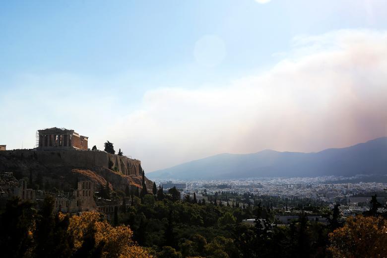 La Acrópolis con el humo de los incendios de Grammatiko y Penteli de fondo