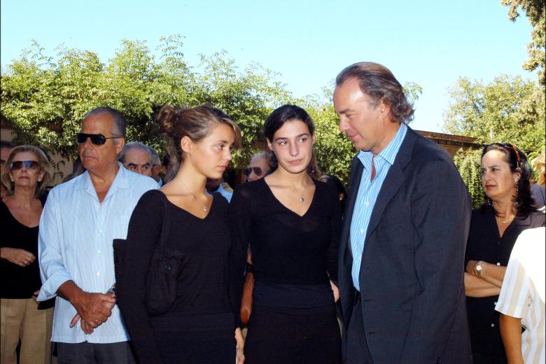 EL CANTANTE BERTIN OSBORNE JUNTO A SUS HIJAS CLAUDIA ( IZQ ) Y EUGENIA ORTIZ DOMECQ EN EL ENTIERRO DE SANDRA DOMECQ
JP / ©KORPA
14/08/04 JEREZ
*** Local Caption *** SANDRA DOMECQ BURIAL
IN THIS PICTURE HER FIRST HUSBAND BERTIN OSBORNE AND HER DAUGHTERS EUGENIA Y CLAUDIA