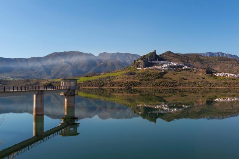 El paisaje que se contempla desde el embalse es un deleite visual para los turistas