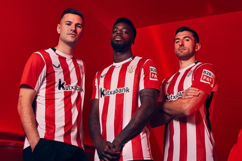 Gorka Guruzeta, Iñaki Williams y Dani Vivian posan con la camiseta local del Athletic Club de la marca Castore para la temporada 2024/2025