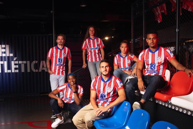 Koke, Griezmann, Lino y las futbolistas del Atlético de Madrid femenino posan con la nueva camiseta Nike del conjunto colchonero