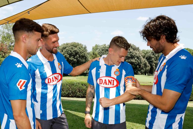 Los futbolistas del Espanyol Pol Lozano, Javi Puado, Sergi Gómez y Leandro Cabrera posan con la nueva camiseta Kelme del conjunto perico