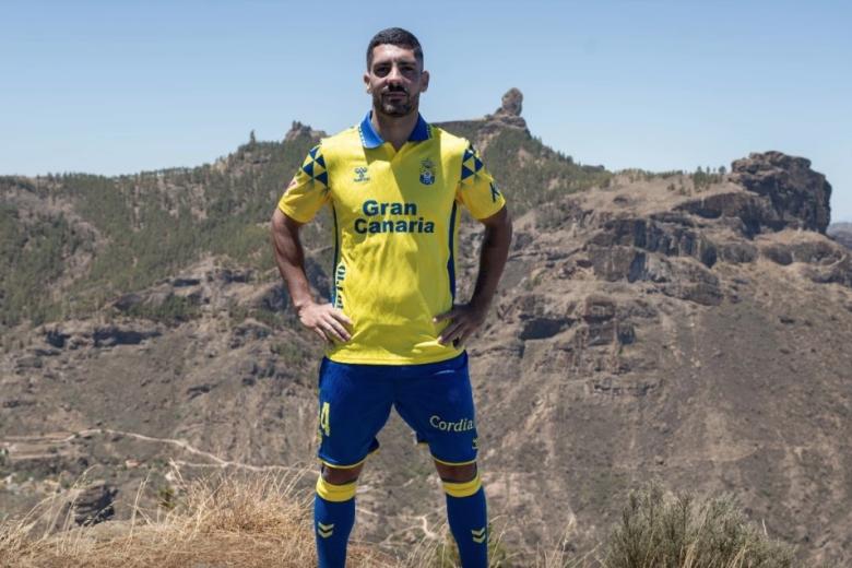 Álex Suárez posa con la camiseta local de la UD Las Palmas de la marca Hummel, que conmemora a la de la temporada 1994-1995