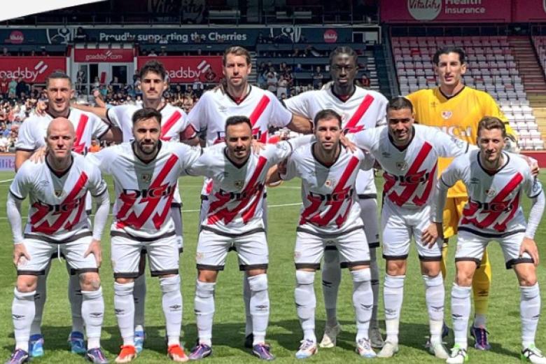 Los futbolistas del Rayo posan con la camiseta local de Umbro de la 2024-2025