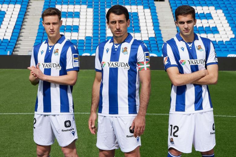 La marca Macron le ha diseñado las camisetas a la Real Sociedad para la 2024-2025