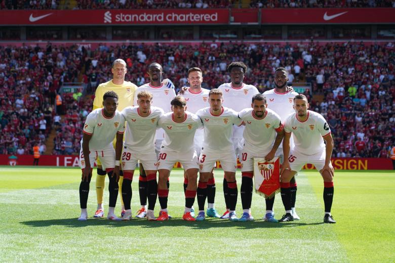 Los futbolistas del Sevilla posan con la camiseta local del conjunto hispalense, diseñada por la marca Castore