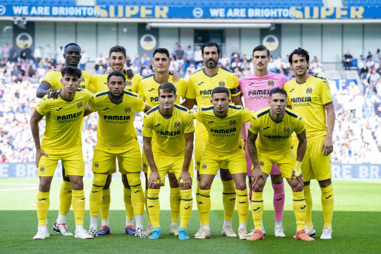 Los futbolistas del Villarreal posan con la camiseta local diseñada por la marca española Joma