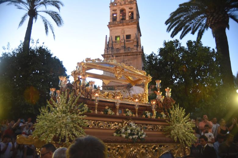 El barrio de San Basilio se reencuentra en torno a la Virgen de Acá