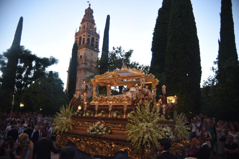 El barrio de San Basilio se reencuentra en torno a la Virgen de Acá