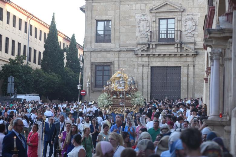 El barrio de San Basilio se reencuentra en torno a la Virgen de Acá