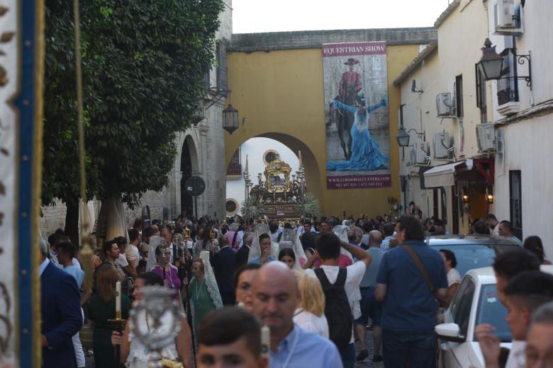 El barrio de San Basilio se reencuentra en torno a la Virgen de Acá