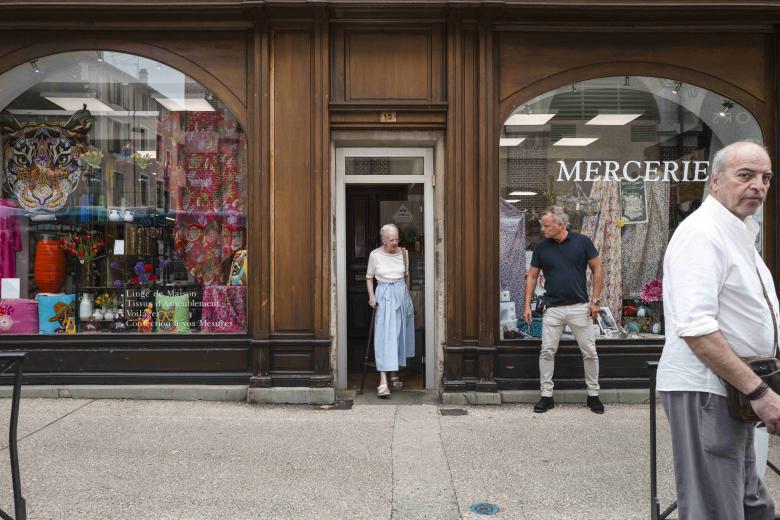 The queen of the covered market, at the stall, Label Rouge beef with a duck in the foreground. Queen Margrethe II of Denmark has taken up summer residence at the Cayx Castle, owned by the Danish royal family in the Lot department. True to form, we find her shopping in the Cahors market. France, Cahors on 17 July 2024. Photo by Patricia Huchot-Boissier/ABACAPRESS.COM