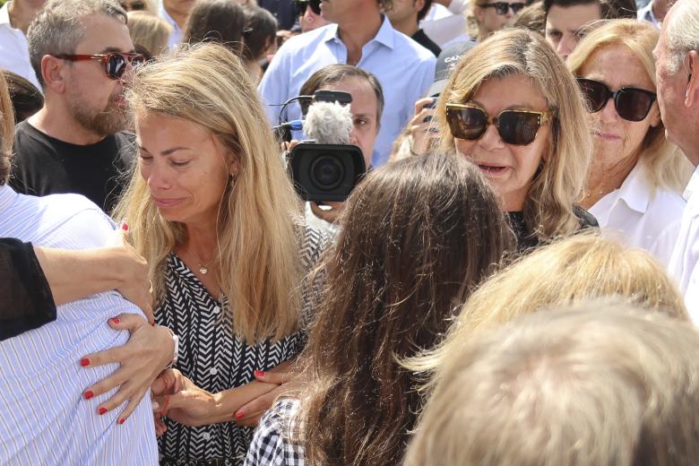 Durísimos momentos, con Carla Goyanes, sin poder contener la lágrimas y Cari Lapique, con gafas de sol