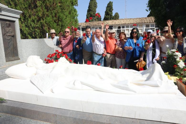 El homenaje y ofrenda floral a Manolete, en imágenes