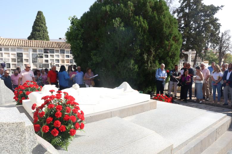 El homenaje y ofrenda floral a Manolete, en imágenes