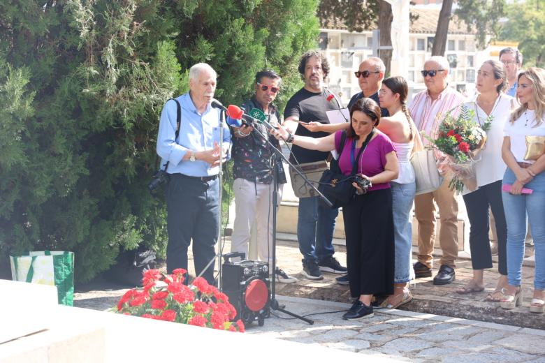 El homenaje y ofrenda floral a Manolete, en imágenes