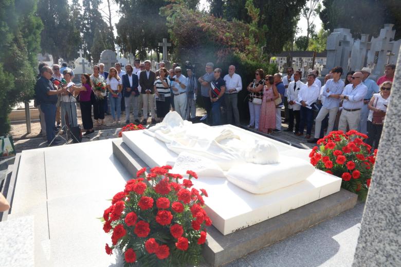 El homenaje y ofrenda floral a Manolete, en imágenes