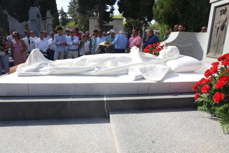 El homenaje y ofrenda floral a Manolete, en imágenes