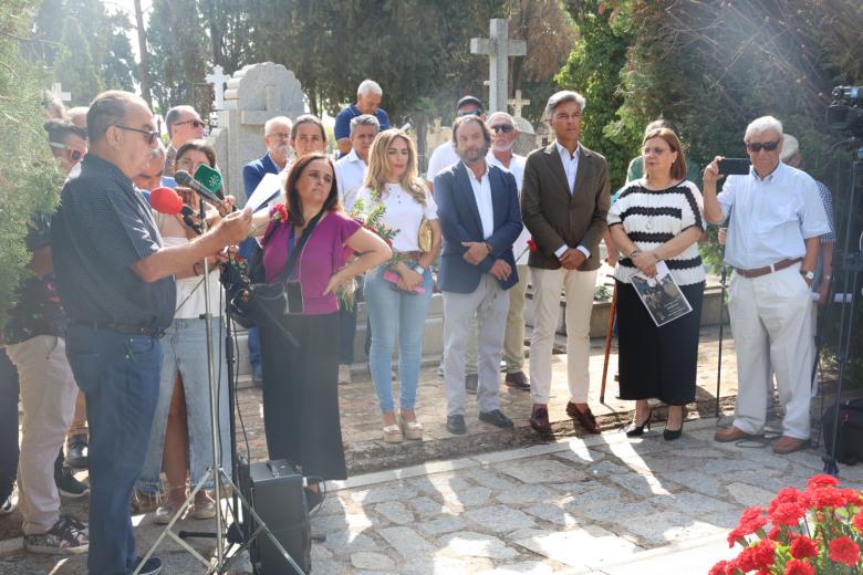 El homenaje y ofrenda floral a Manolete, en imágenes