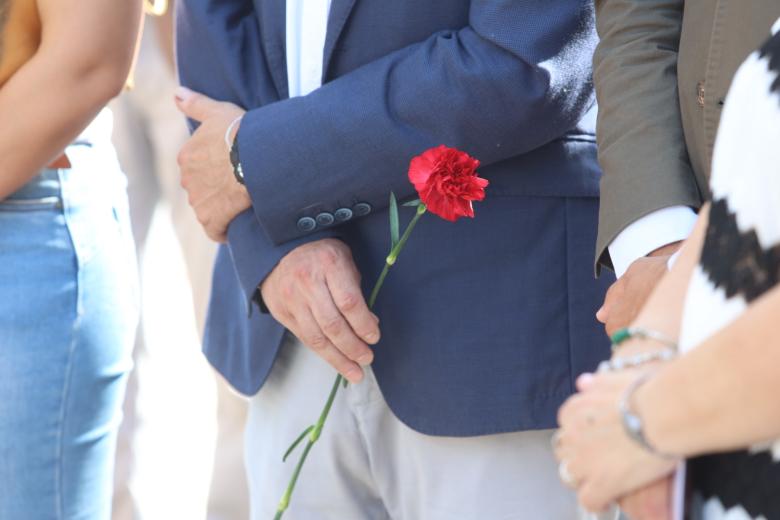 El homenaje y ofrenda floral a Manolete, en imágenes